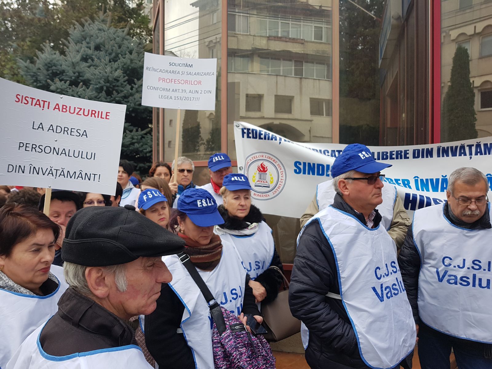 #SalariileRomanilor: Profesorii au ieșit în stradă la Vaslui: ”Sistați abuzurile la adresa personalului din învățământ”| FOTO&VIDEO REPORTAJ