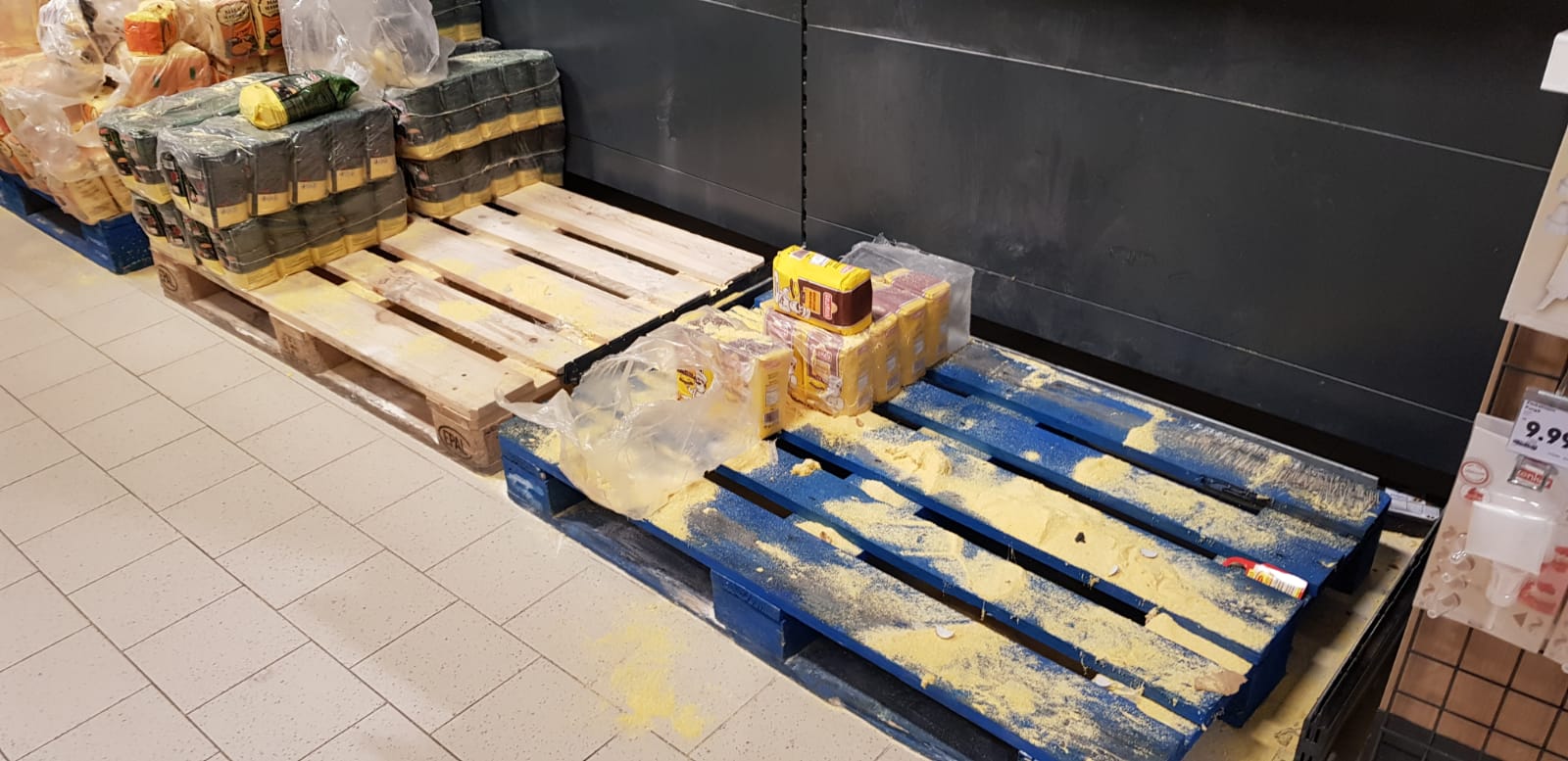 FOTO | Cozi la supermarketuri, de teama coronavirusului: „Ca de Crăciun, Paște sau 1 Mai a fost”
