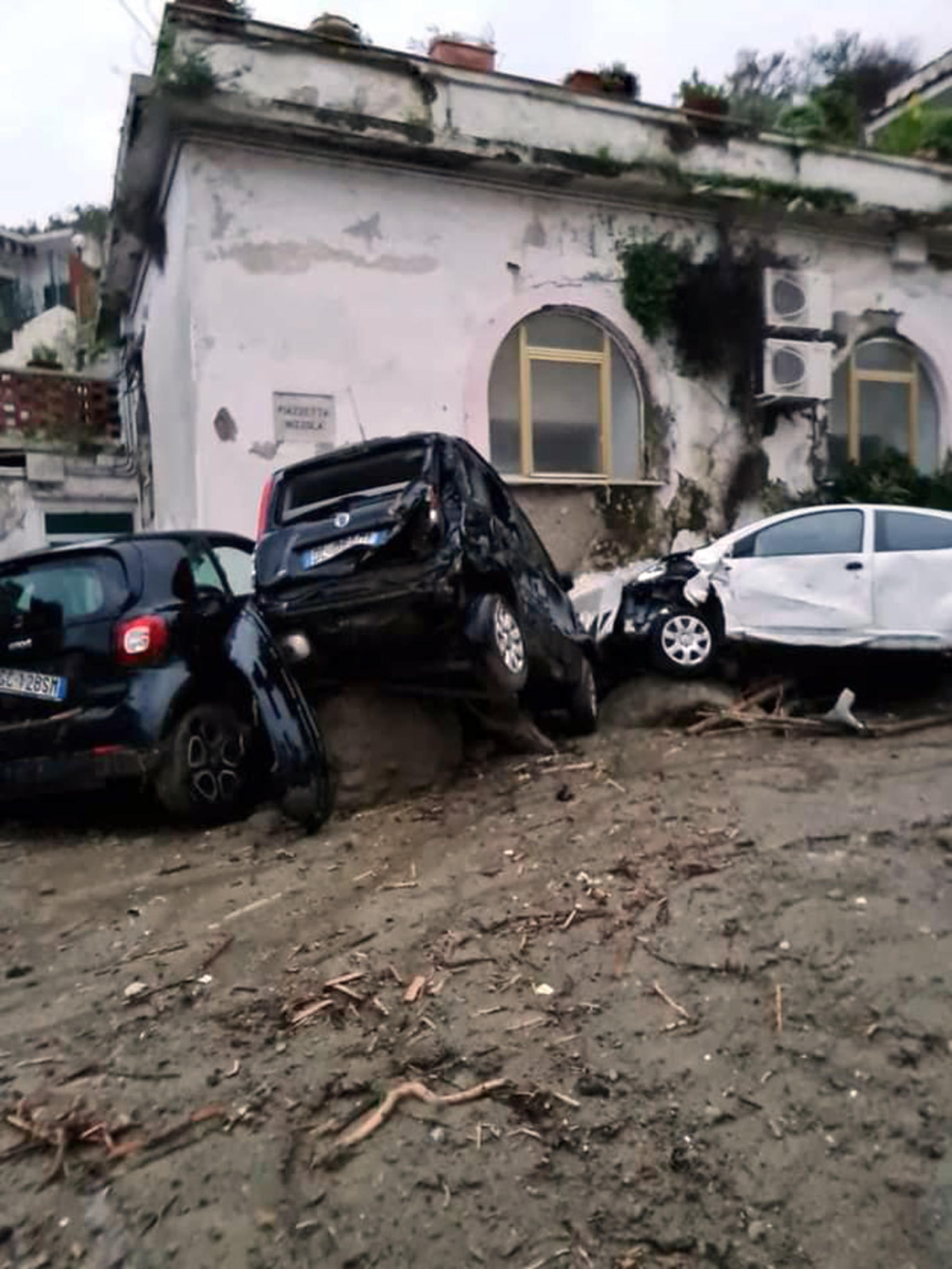 Alunecare masivă de teren pe insula italiană Ischia. O persoană a murit, 11 sunt date dispărute și zeci de case au fost înghițite de ape