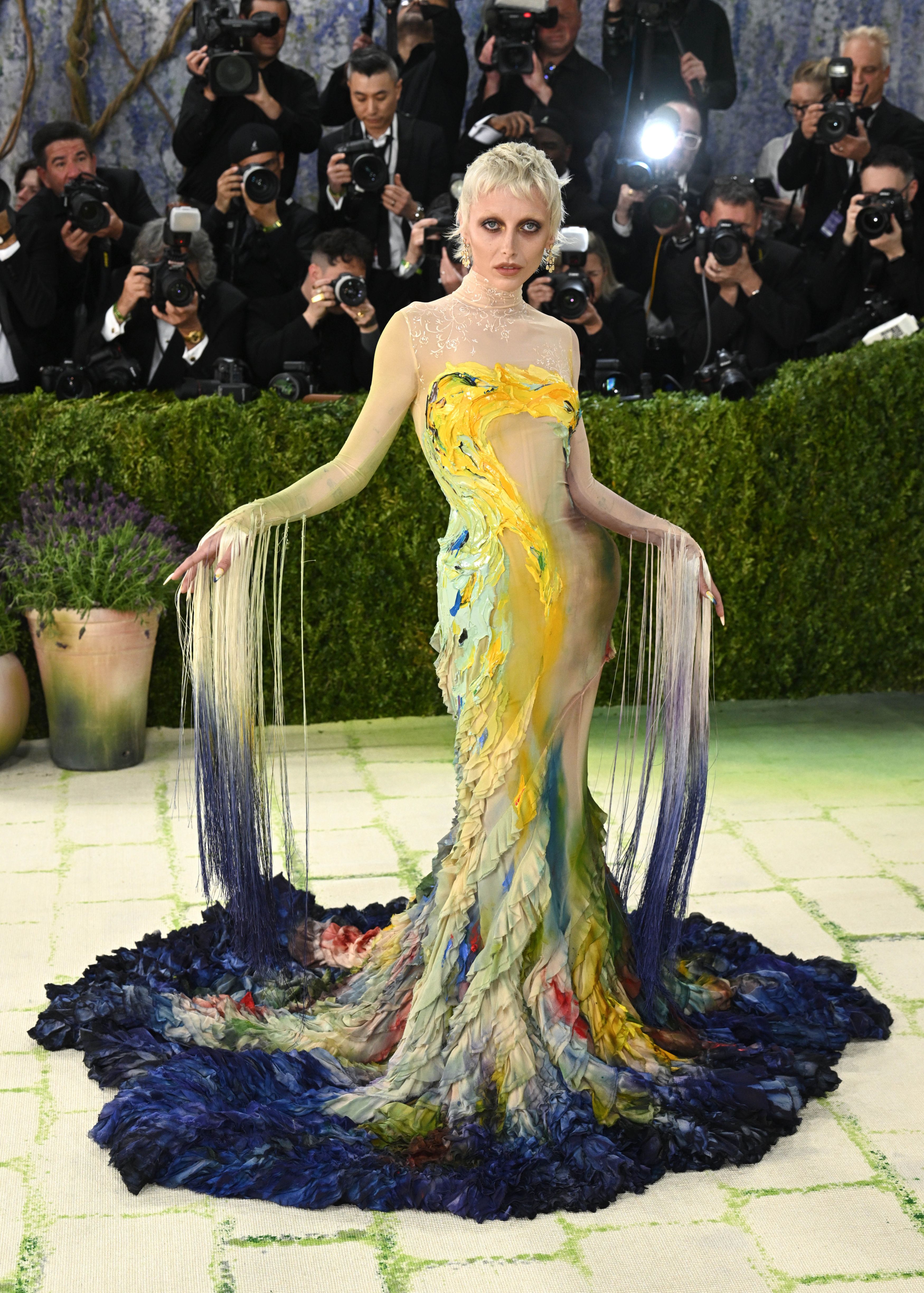 Vedete pe „covorul pietruit” la Met Gala 2026. De la rochii impresionante la alegeri controversate