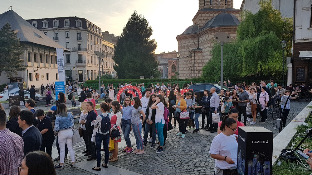 FOTO/ Aglomerație la Noaptea Cărților Deschise. Zeci de oameni au stat la coadă să ia un volum gratis
