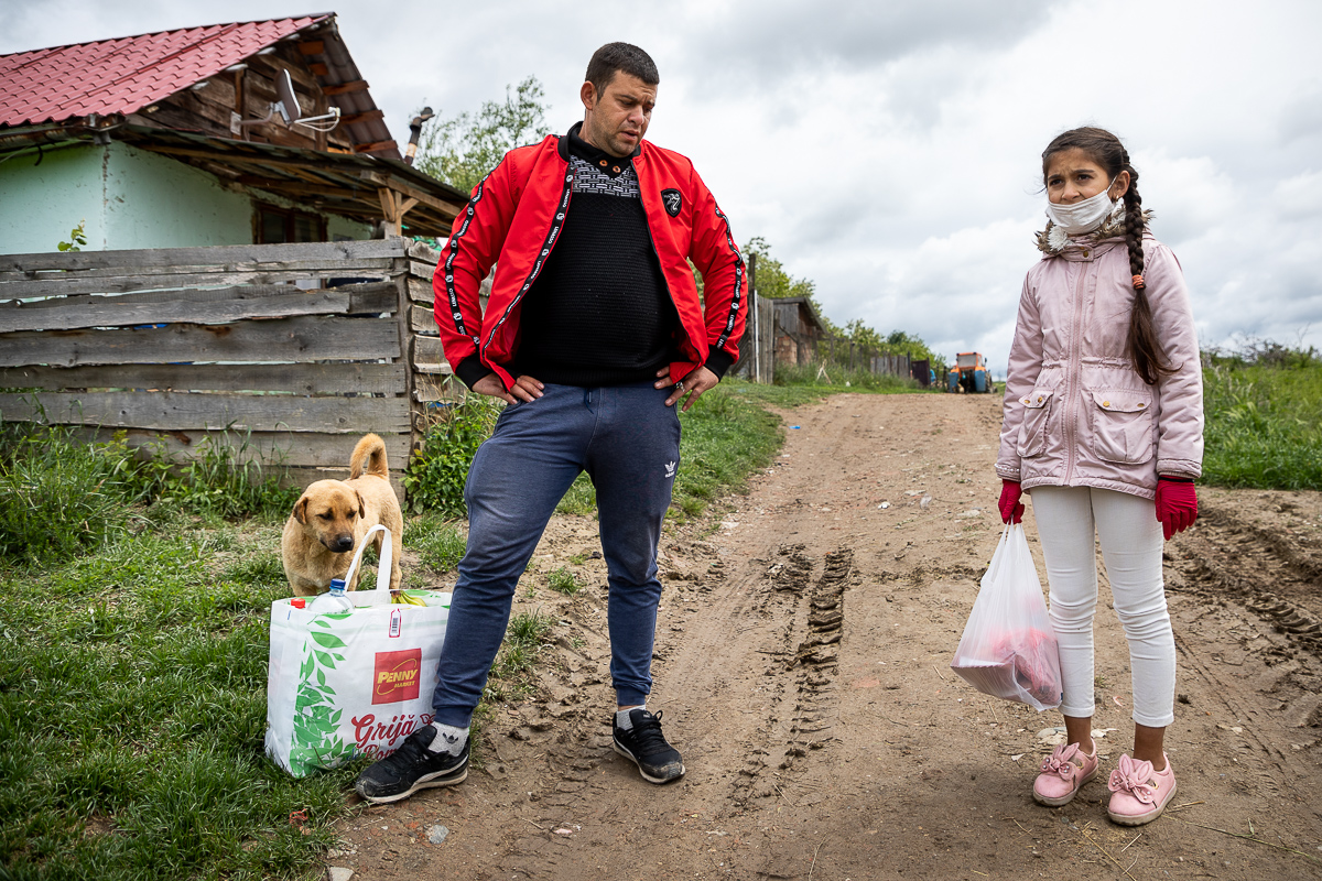 Monica Şamu trăieşte de-o viaţă în favela Sibiului şi speră ca măcar nepoata ei să aibă parte de “condiţii mai bune”. Promisiunea uitată a preşedintelui
