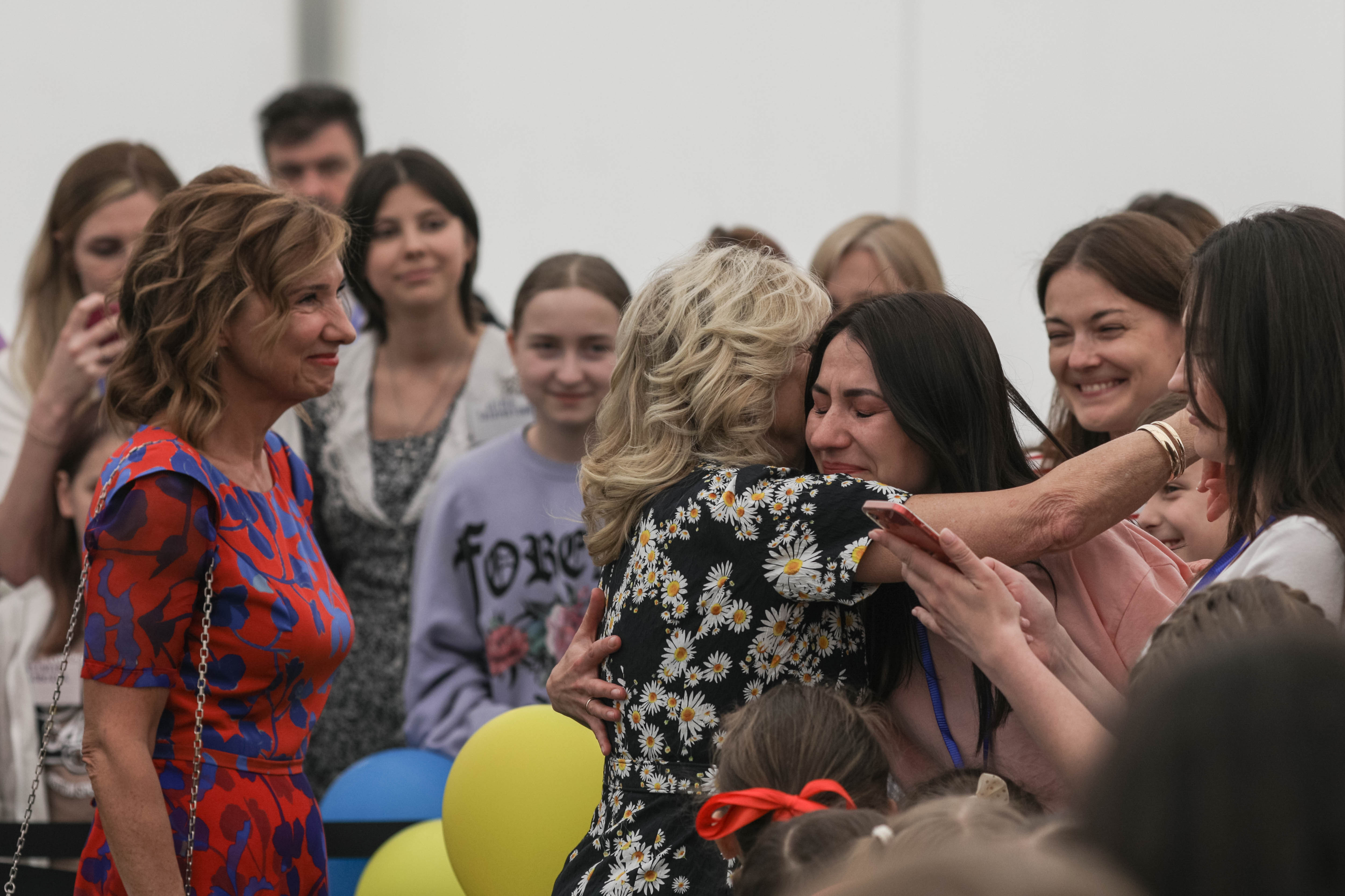Jill Biden a vizitat alături de Carmen Iohannis o şcoală din București care găzduiește elevi ucraineni refugiați