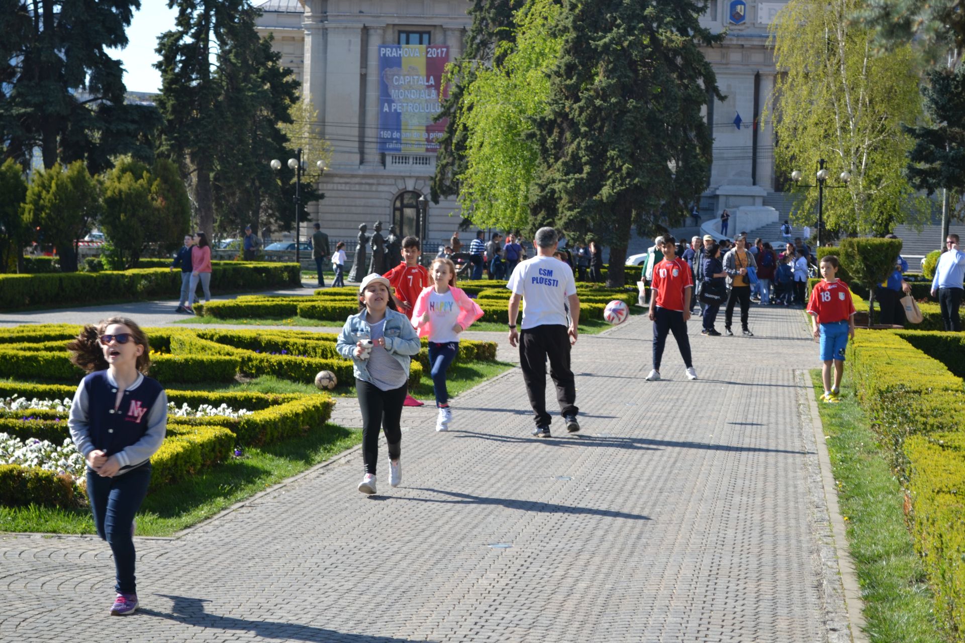 Activitatea sportivă de la CSM Ploieşti, în blocaj total! Sportivii ploieșteni se antrenează în fața Primăriei! FOTO