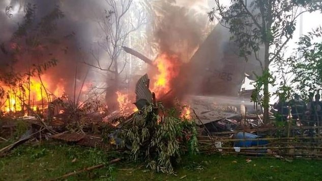 Momentul șocant în care un avion militar se prăbușește în Filipine. Cel puțin 29 de oameni au murit