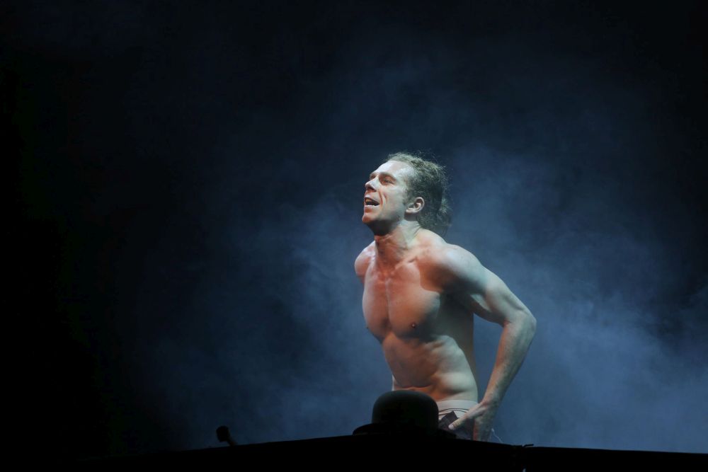 Băiatul teribil al teatrului românesc și-a serbat ziua pe scenă! Actorul Lari Giorgescu a avut parte de o aniversare-surpriză în turneu la Cluj