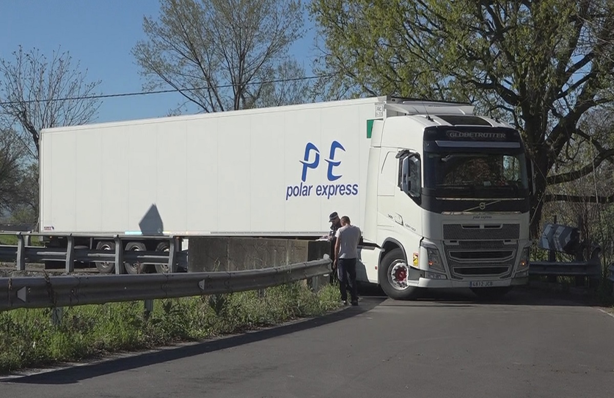 Șofer român de TIR amendat cu 87 de euro în Italia, după ce a blocat camionul pe un pod. Va plăti și cheltuielile serviciilor de deblocare