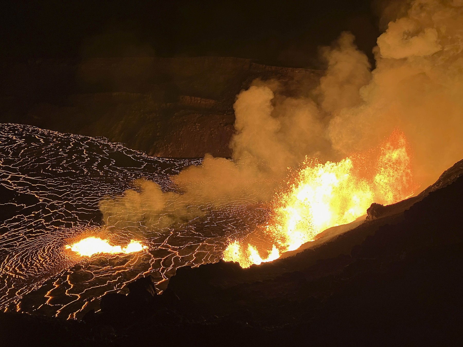 Unul dintre cei mai activi vulcani din lume a început să erupă. Imagini spectaculoase cu Kilauea