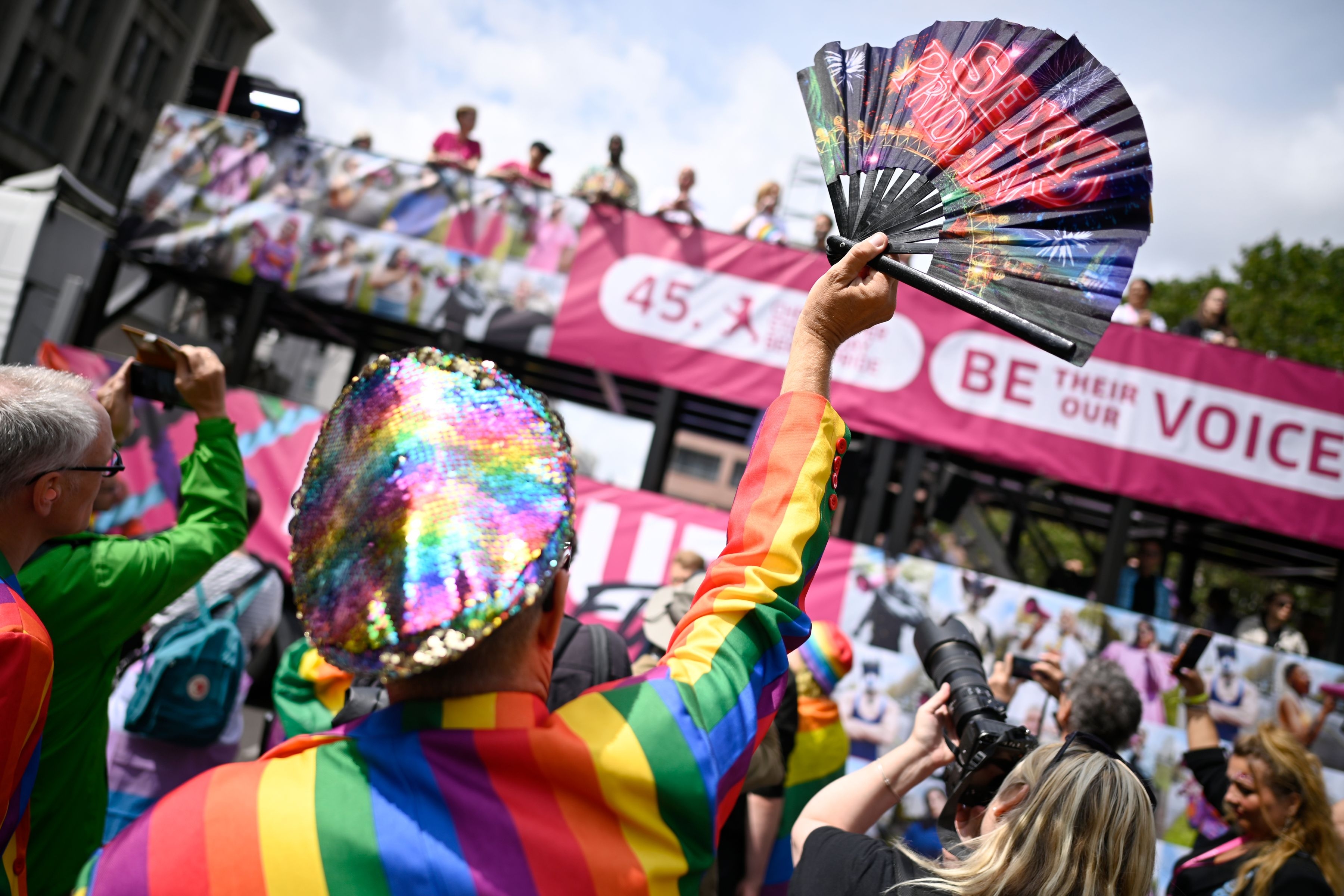 Sute de mii de oameni au participat la parada LGBTQ+ de la Berlin: „Pentru mai multă empatie și solidaritate!”