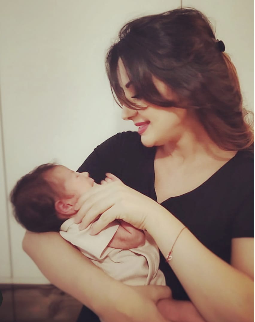 Dorina Florea a născut o fetiță: „A venit înainte de termen”. Prezentatoarea de la TVR 1 a spus cum e viața de mamă
