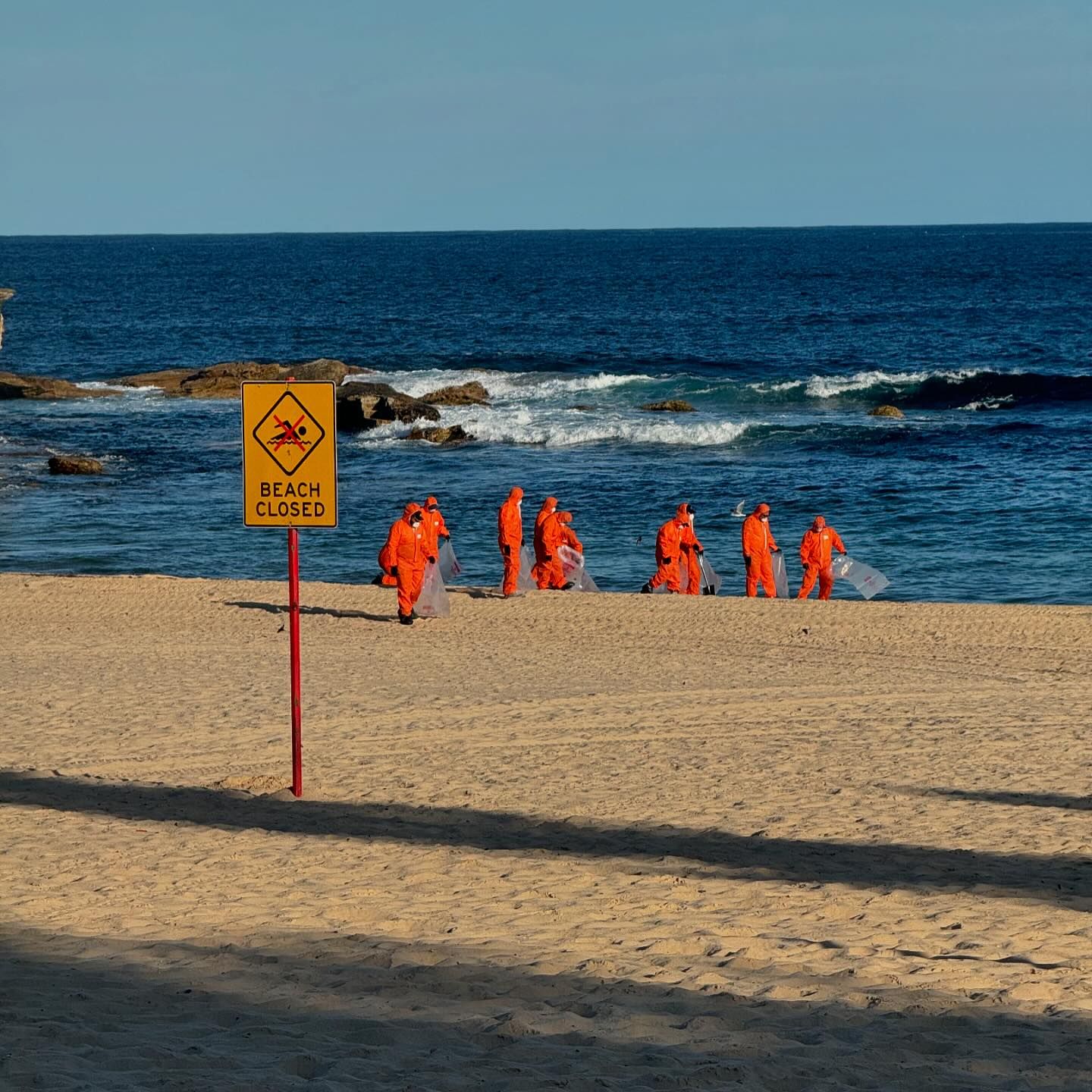Mii de bile negre misterioase au fost găsite pe două plaje din Australia: „Sunt tar balls, am angajat un expert”