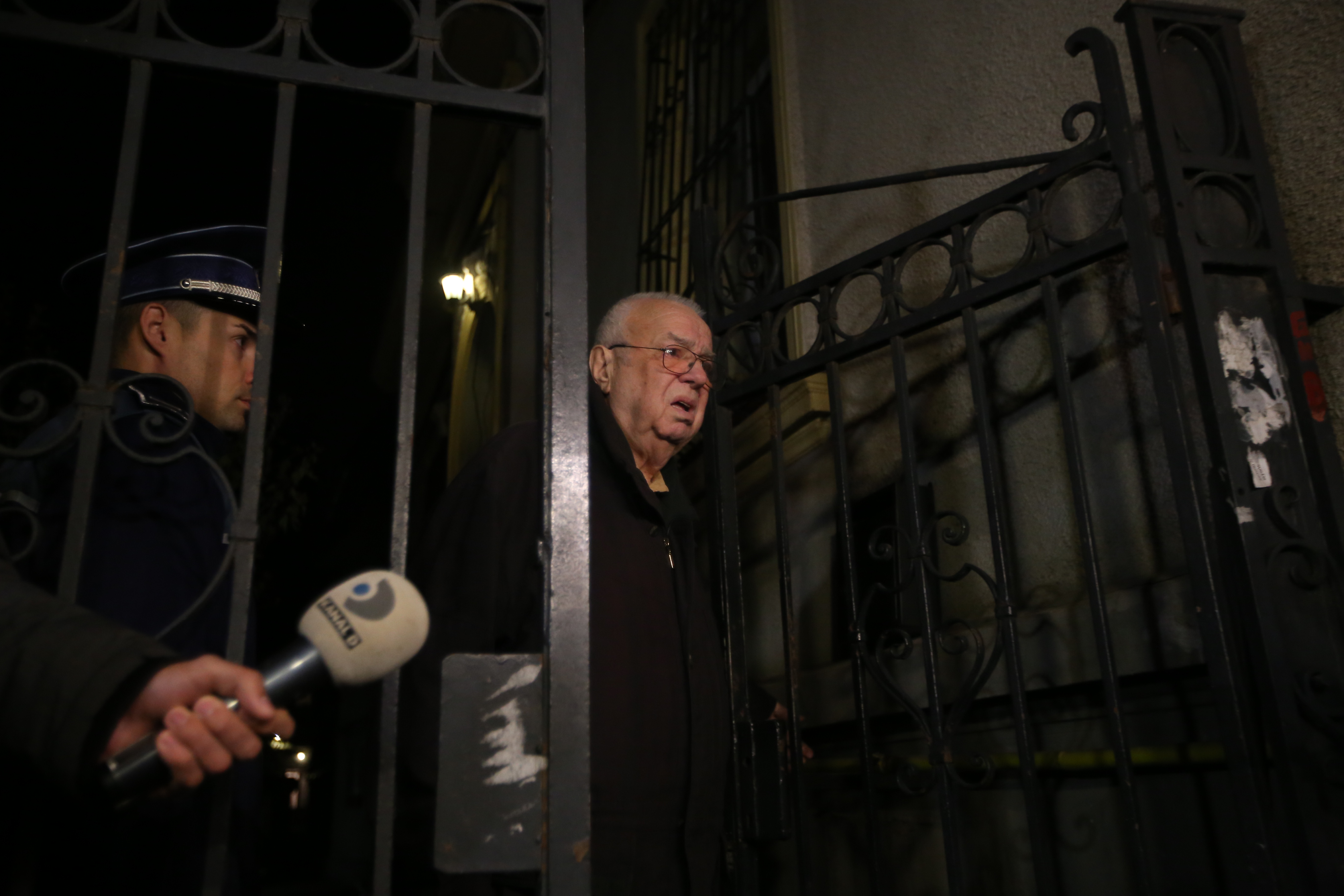 Alexandru Arșinel a ieșit în lacrimi din casa Stelei Popescu. "Cred că a murit ieri. Hemoragie internă, posibil" | FOTO