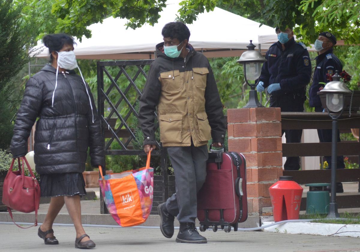 Saga umilinței. 36 de muncitori srilankezi, concediați de la o fabrică din Botoșani, au fost abandonați pe Otopeni, după ce au fost plimbați opt ore cu autocarul. „Nu-i treaba noastră că s-a închis aeroportul din Sri Lanka”