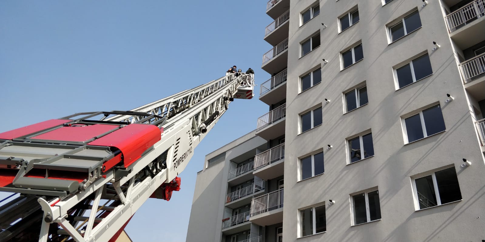 Incendiu la un bloc din Cluj-Napoca. Locatari evacuaţi de pompieri cu scara