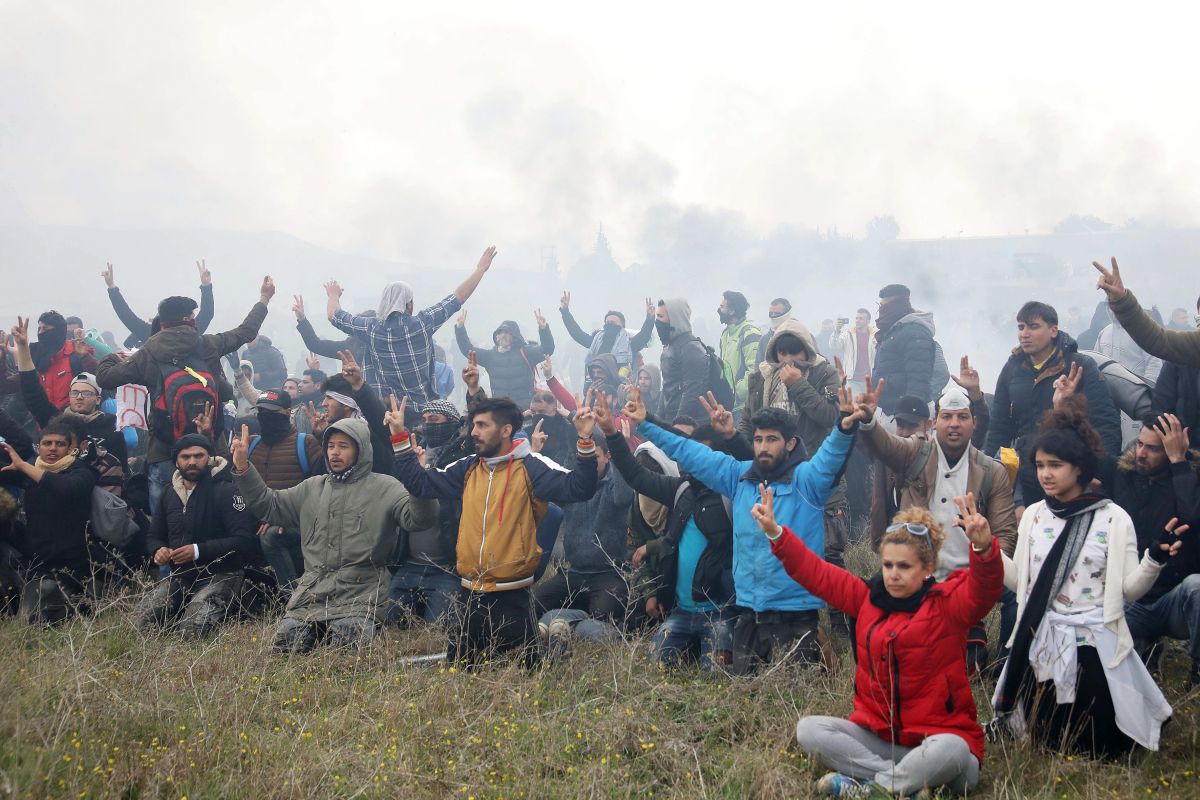 FOTO | Violențe în taberele de imigranți din nordul Greciei! Poliția a intervenit pentru a-i opri pe refugiați să treacă în Macedonia de Nord