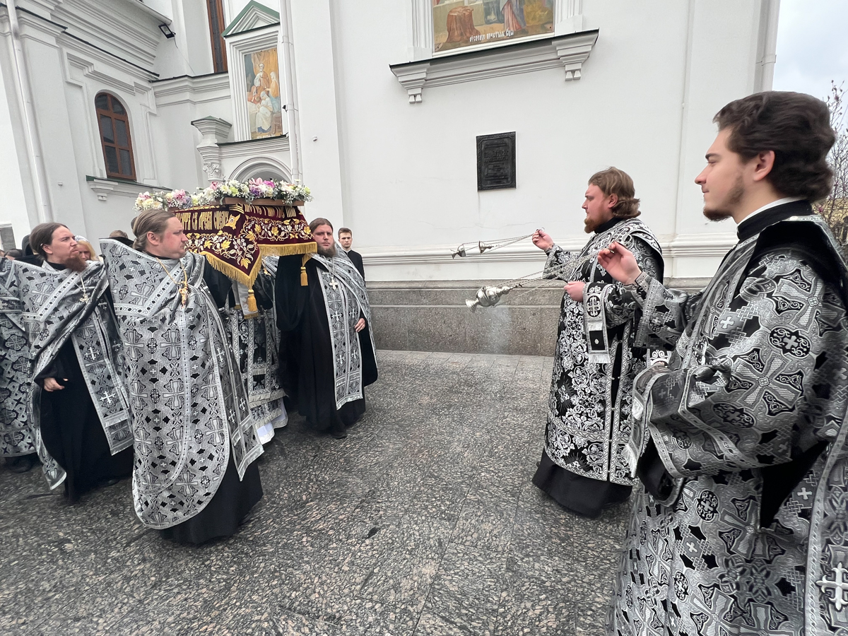 CORESPONDENȚĂ DIN KIEV. În așteptarea Învierii printre baricade, soldați înarmați și alarme, un preot are un mesaj pentru români: „Ne-ați ajutat enorm. Și nu vom uita asta niciodată”