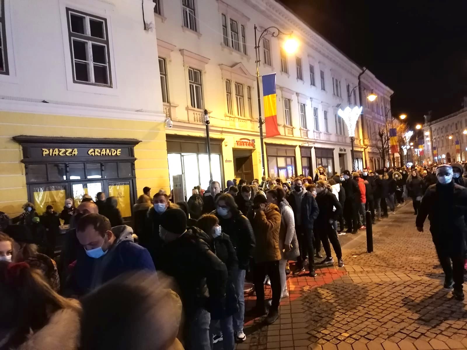 Cozi și aglomerație la târgurile de Crăciun din țară. Imagini din Sibiu, Cluj-Napoca și București