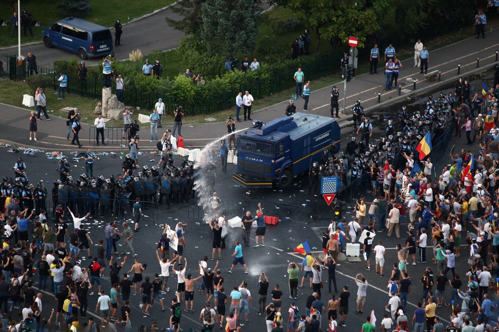 UPDATE. Război de stradă între jandarmi și huligani, în Piața Victoriei. 452 de persoane rănite / VIDEO&FOTO