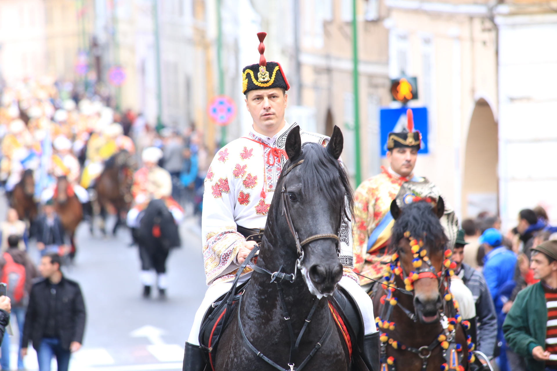 Mii de oameni au asistat la Parada Junilor la Brașov | GALERIE FOTO