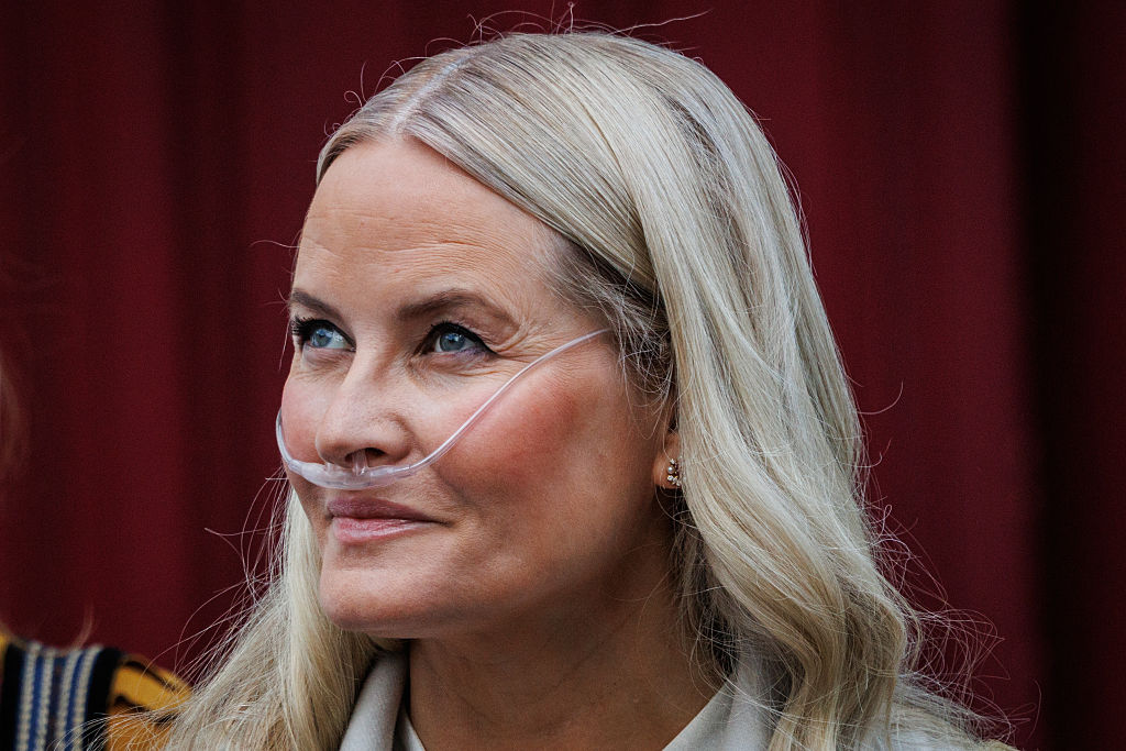 Prințesa Mette-Marit din Norvegia ar mai avea doar un an de trăit. Starea de sănătate i s-a agravat, iar medicii au inclus-o pe lista de așteptare pentru transplant pulmonar