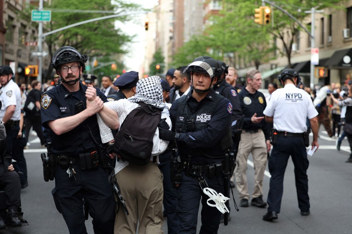 Manifestație pro-palestiniană în apropiere de Met Gala de la New York. Mai multe persoane au fost arestate