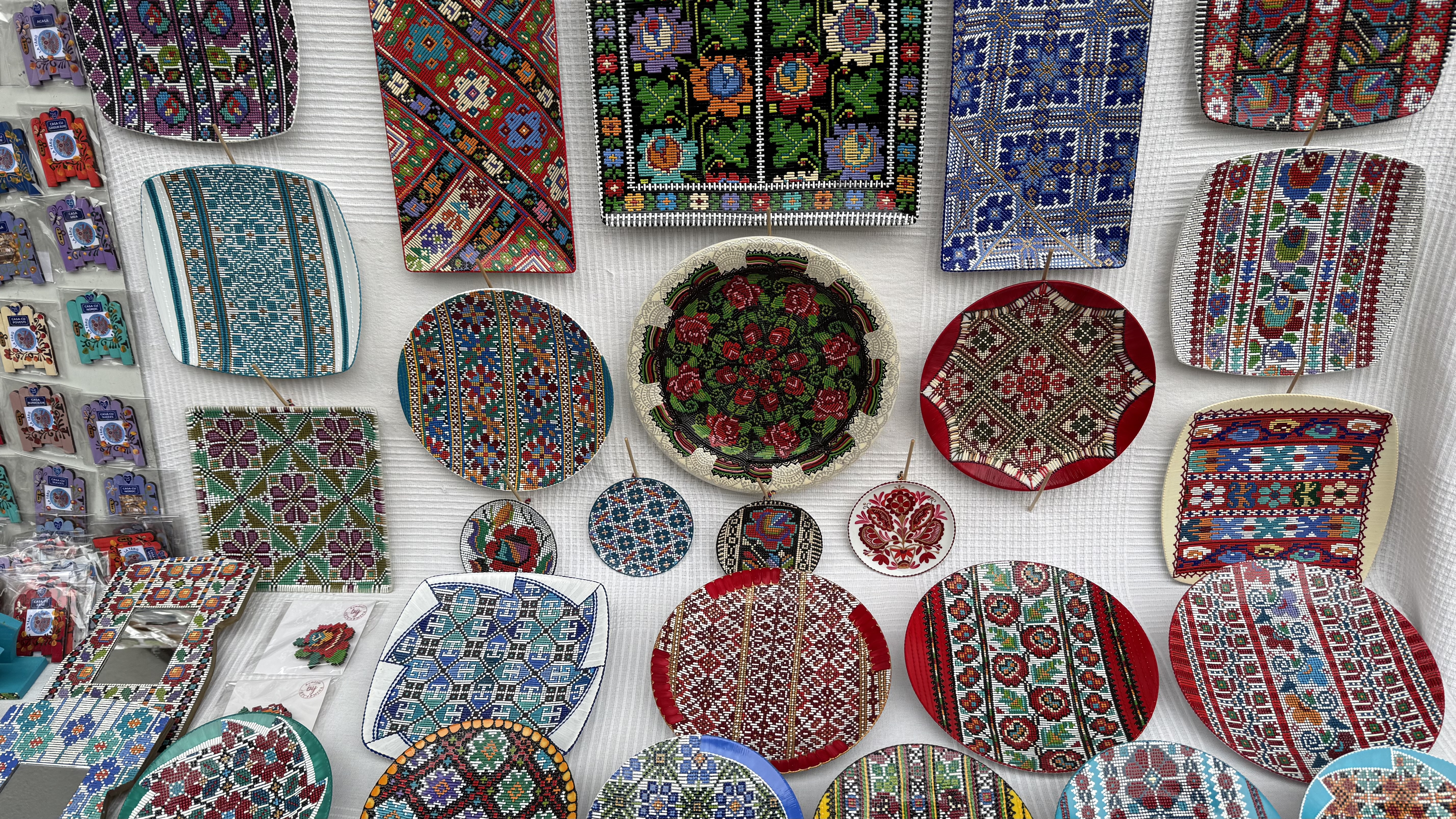 „Esență de Românie într-o farfurie”. Peter Brâncoveanu și broderiile pictate pe ceramică: „50 de lei sau 10 euro! Am și Revolut”