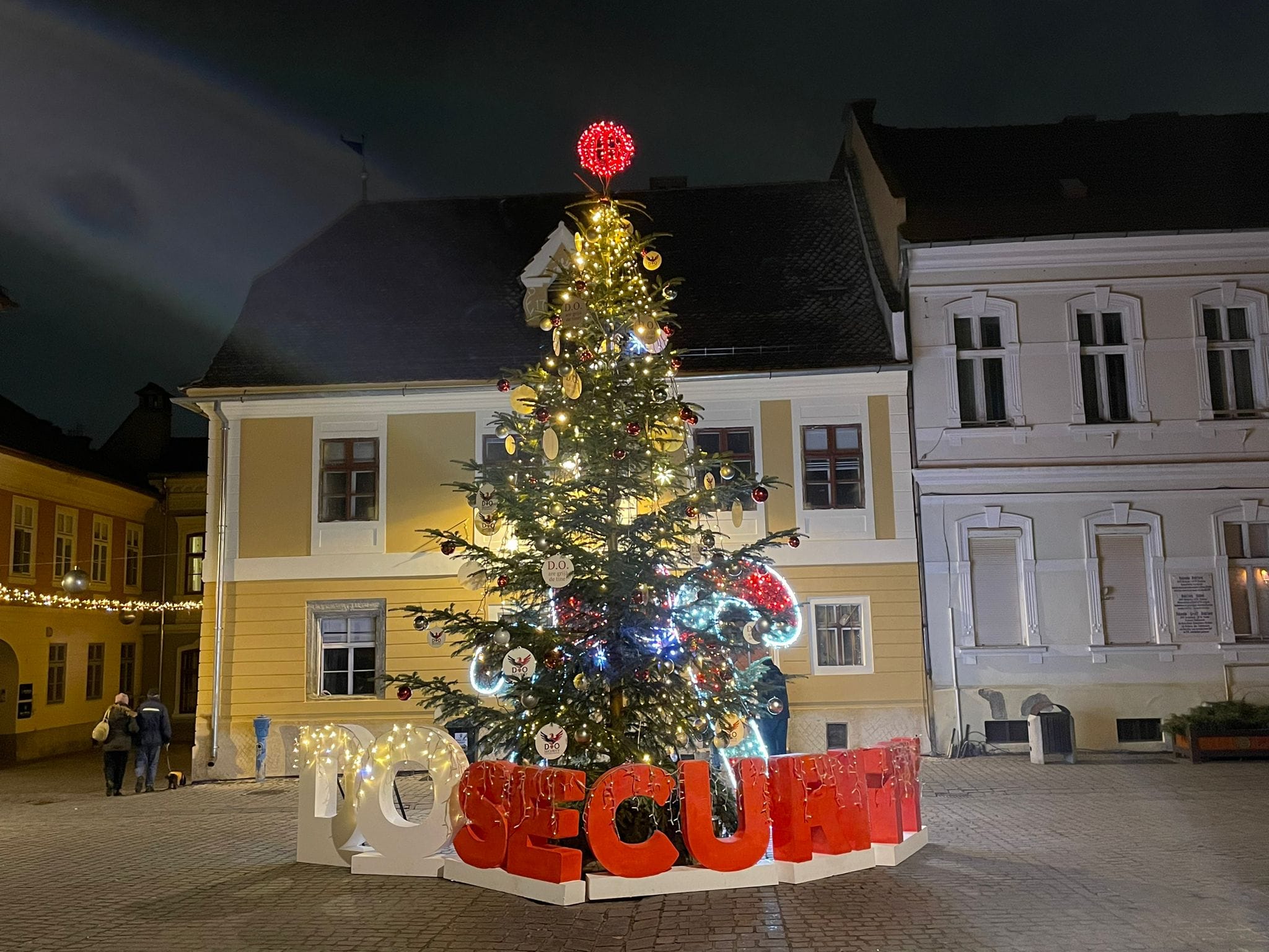 Ce a apărut în mijlocul Brașovului, printre clădirile istorice. Fotografia virală postată de Marian Godină pe internet: „Cum vi se pare kitsch-ul?”