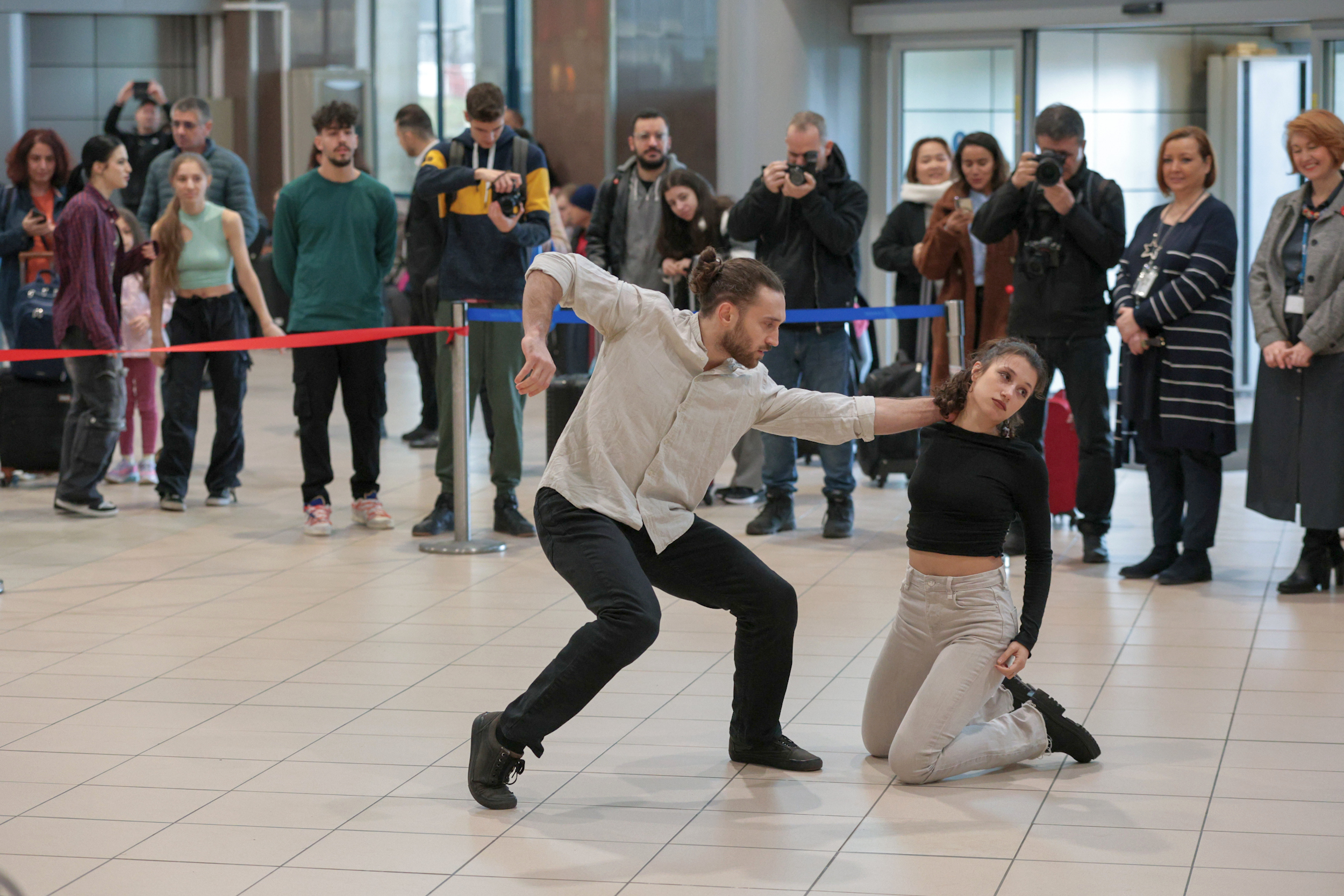 Surpriză pentru călătorii de pe Aeroportul Otopeni, de Valentine’s Day: spectacole din Shakespeare și momente coregrafice