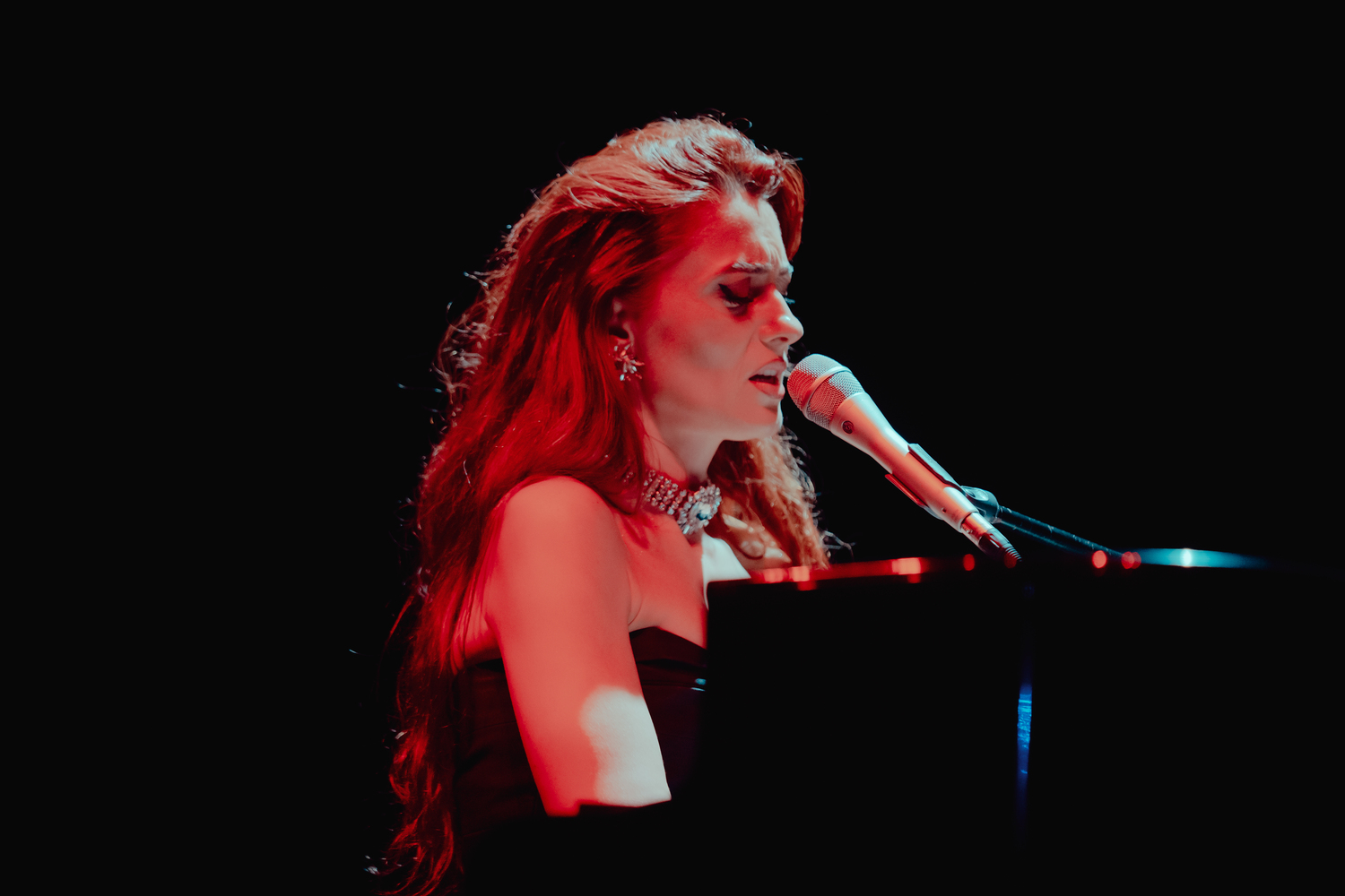 Leyah, artista din România care a dezvoltat un nou gen muzical, cinematic pop: „Am fost crescută cu ideea că munca nu se face cu jumătăți de măsură”