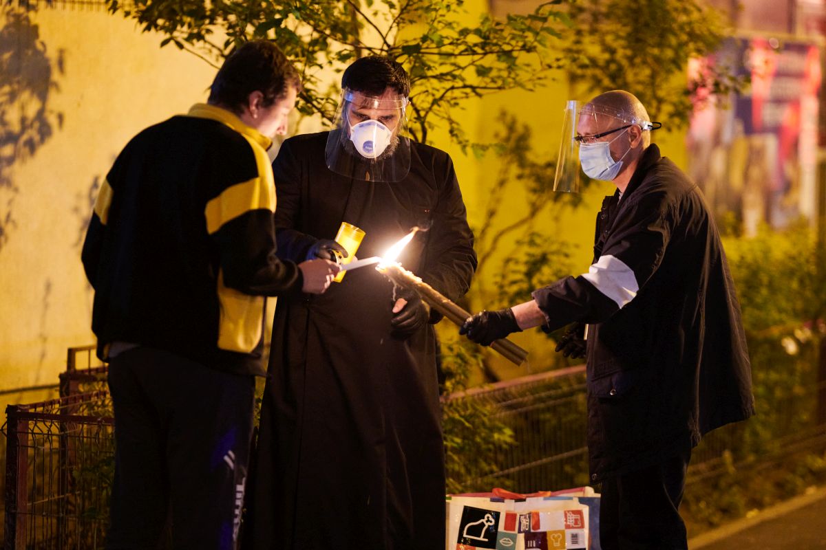 VIDEO | Voluntarii au împărțit Lumina Sfântă credincioșilor pe străzi