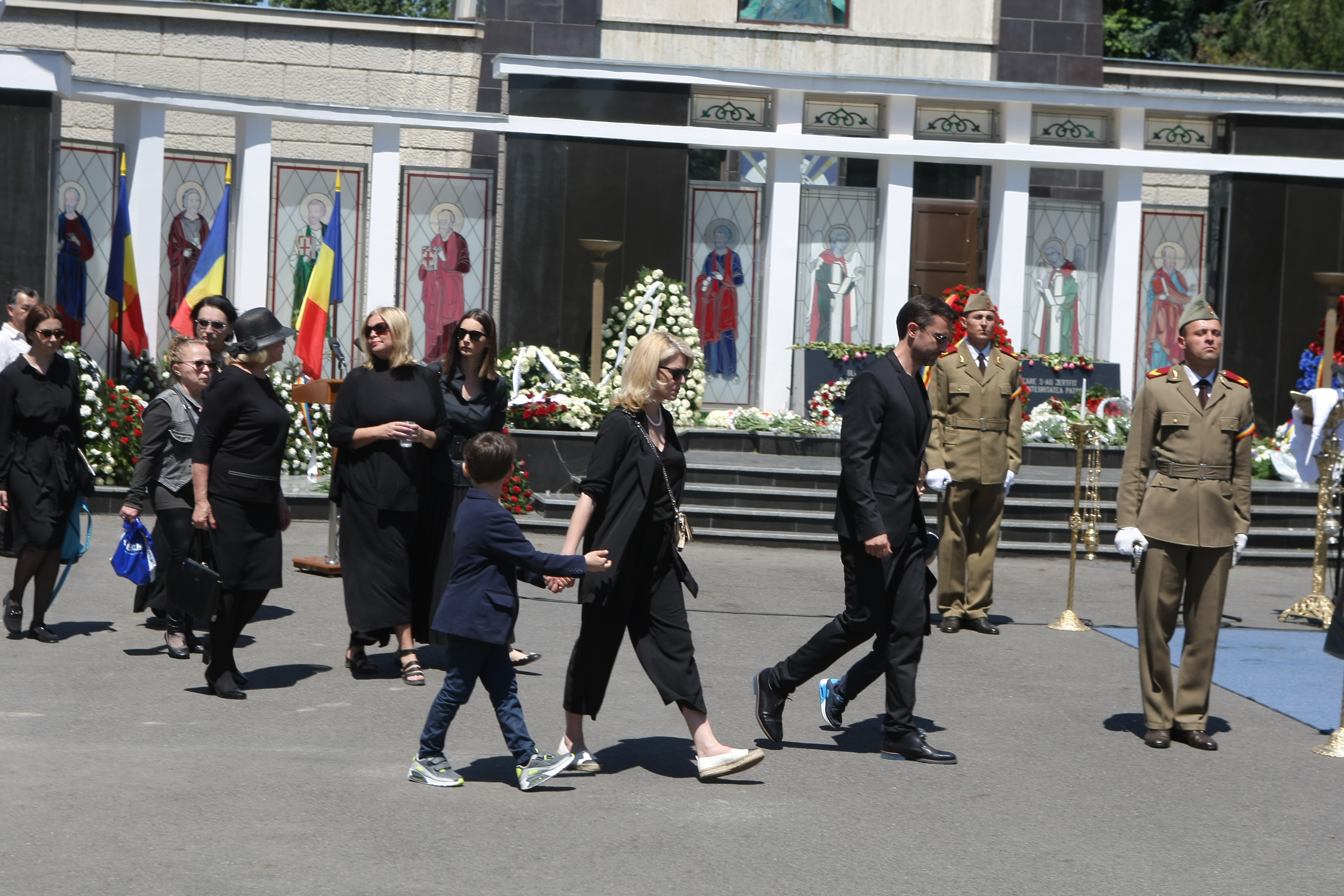 GALERIE FOTO&VIDEO/ Cristian Țopescu, înmormântat cu onoruri militare, la Cimitirul Ghencea Militar din București