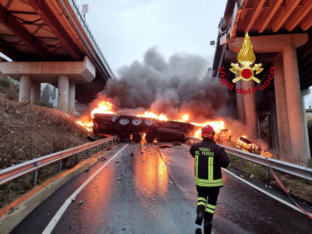Momentul în care un camion explodează, când cade de pe un viaduct, a fost filmat. Șoferul a murit, pe o autostradă din Italia