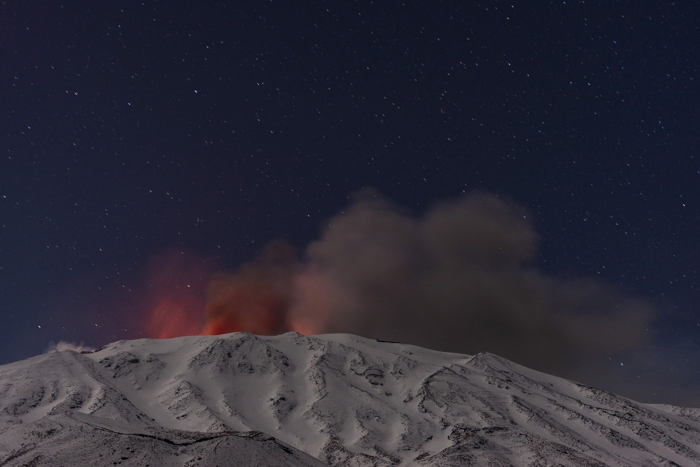 Imagini spectaculoase și alertă în Sicilia după erupția vulcanului Etna
