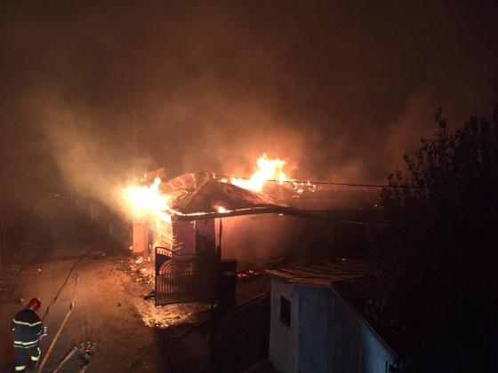Incendiu la o fabrică de ulei din Prăjești. Ce ar fi declanșat vâlvătaia