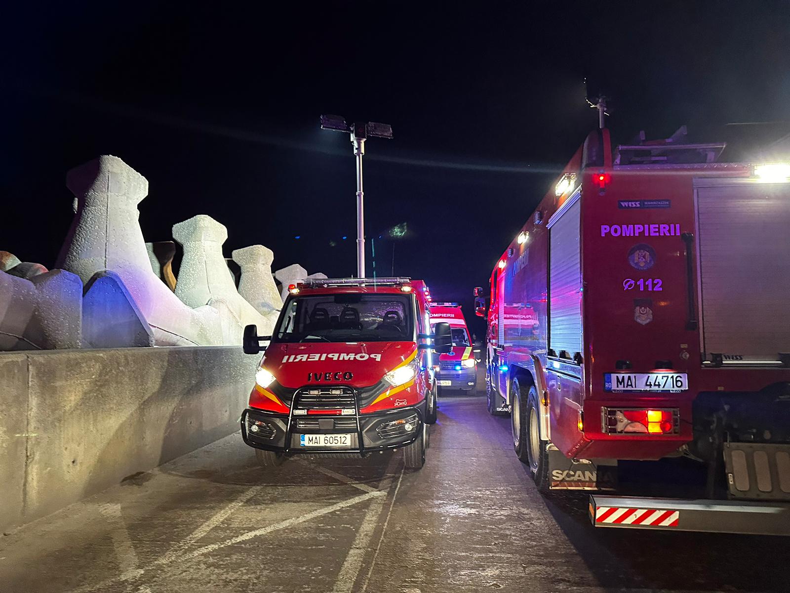 Un pescar prins între stabilopozii digului de la Cazinoul din Constanța a fost salvat de pompieri