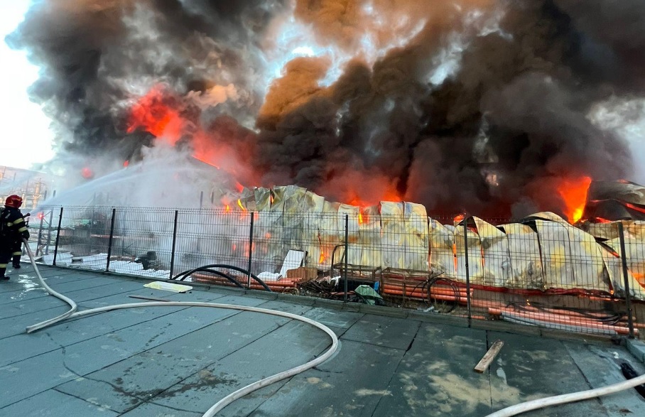 Incendiu puternic la un depozit din Cluj-Napoca. A fost emis mesaj Ro-Alert
