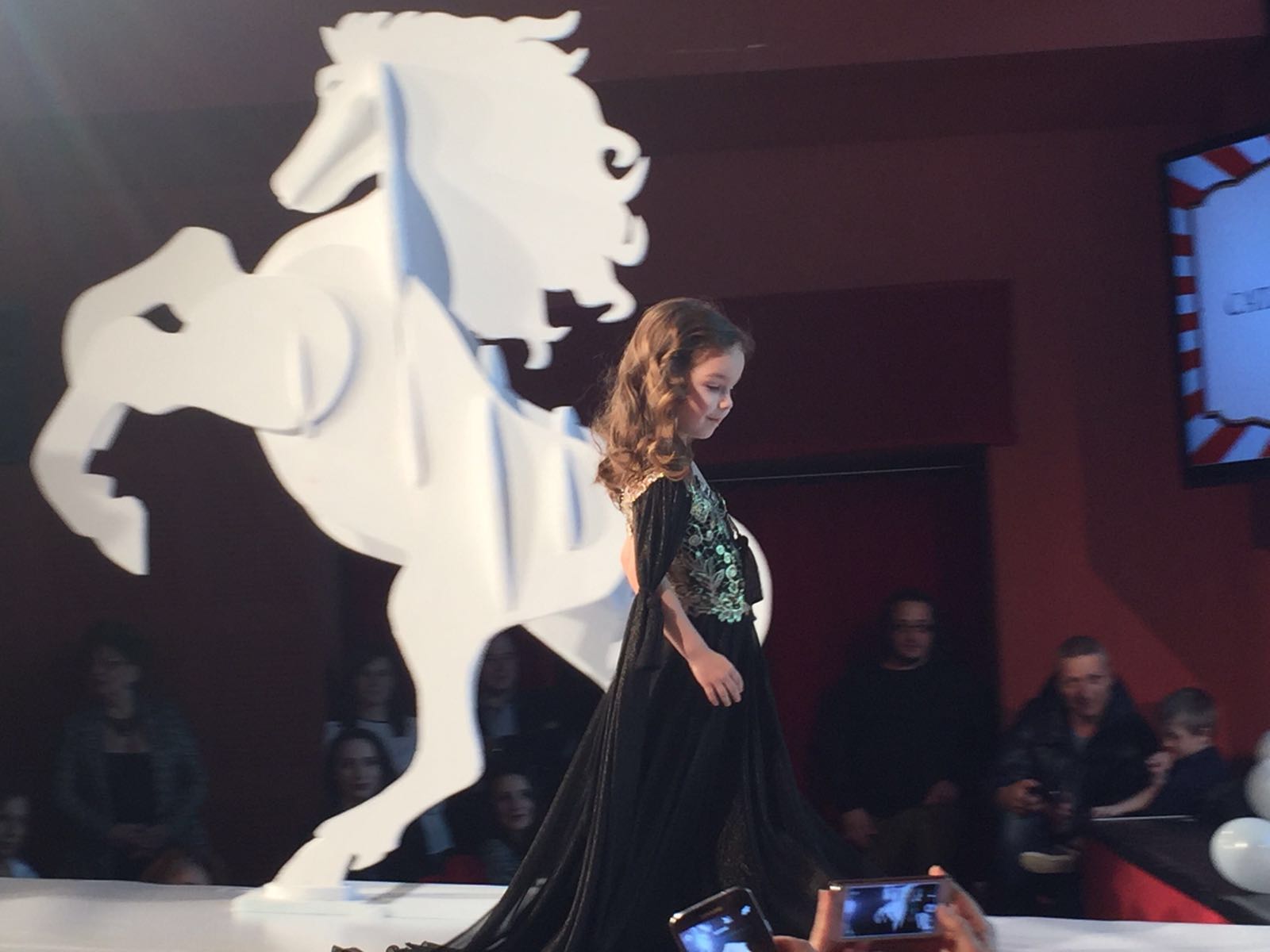 Fiica lui Dan Cruceru, model pentru Cătălin Botezatu | GALERIE FOTO