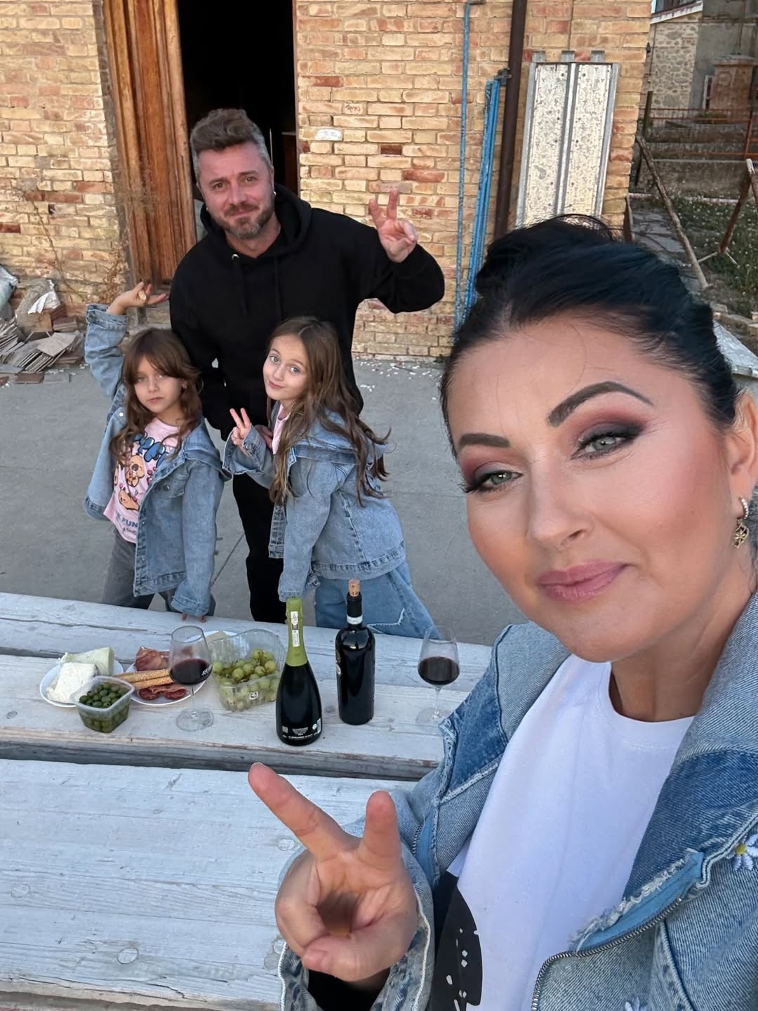 Imagini cu casa decorată de Crăciun a Gabrielei Cristea. A împodobit bradul cu decorațiuni turcoaz