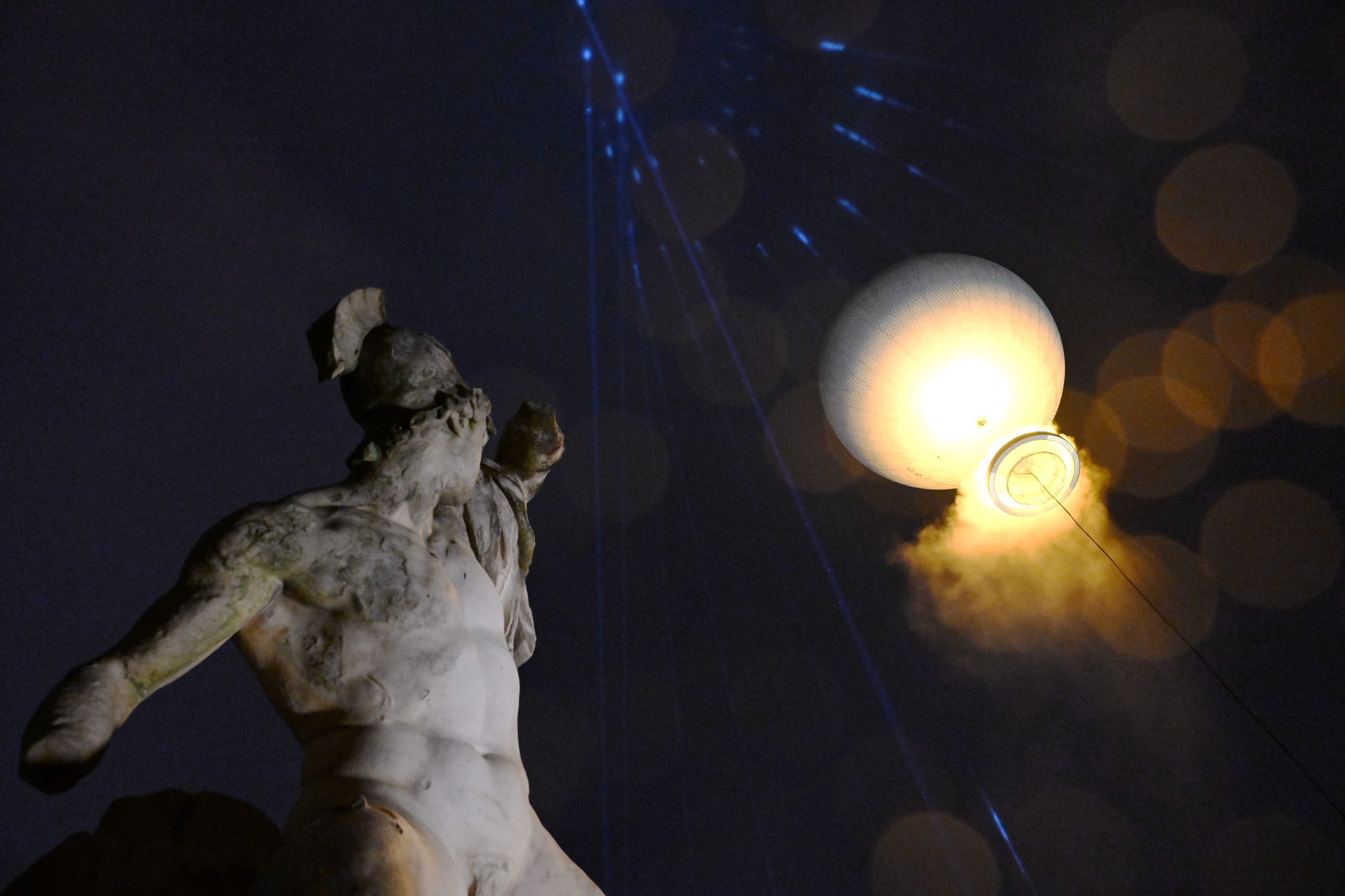 Flacăra olimpică de la JO 2024 arde pe cerul Parisului sub un balon. O inovație tehnică ce folosește electricitate pentru a imita un foc real