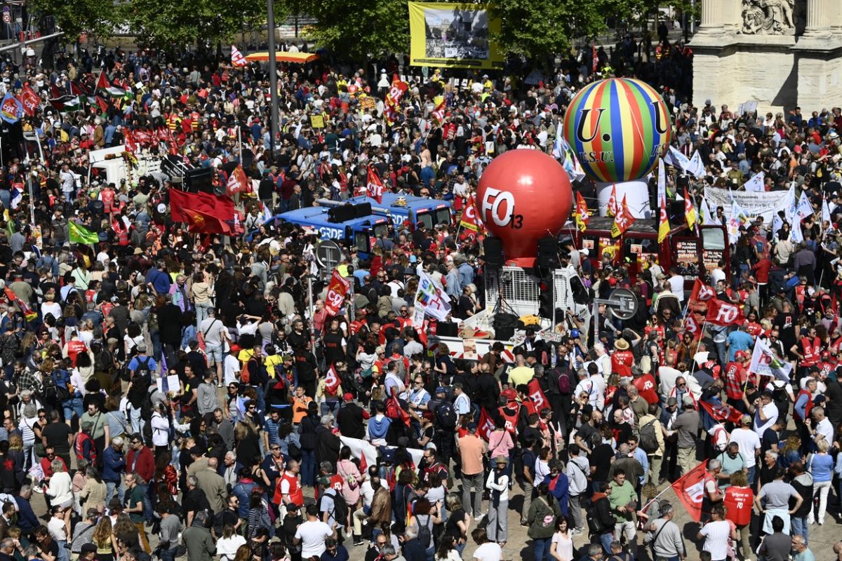 Proteste violente în Franța: 108 polițiști și jandarmi au fost răniți, aproape 300 de manifestanți, arestați