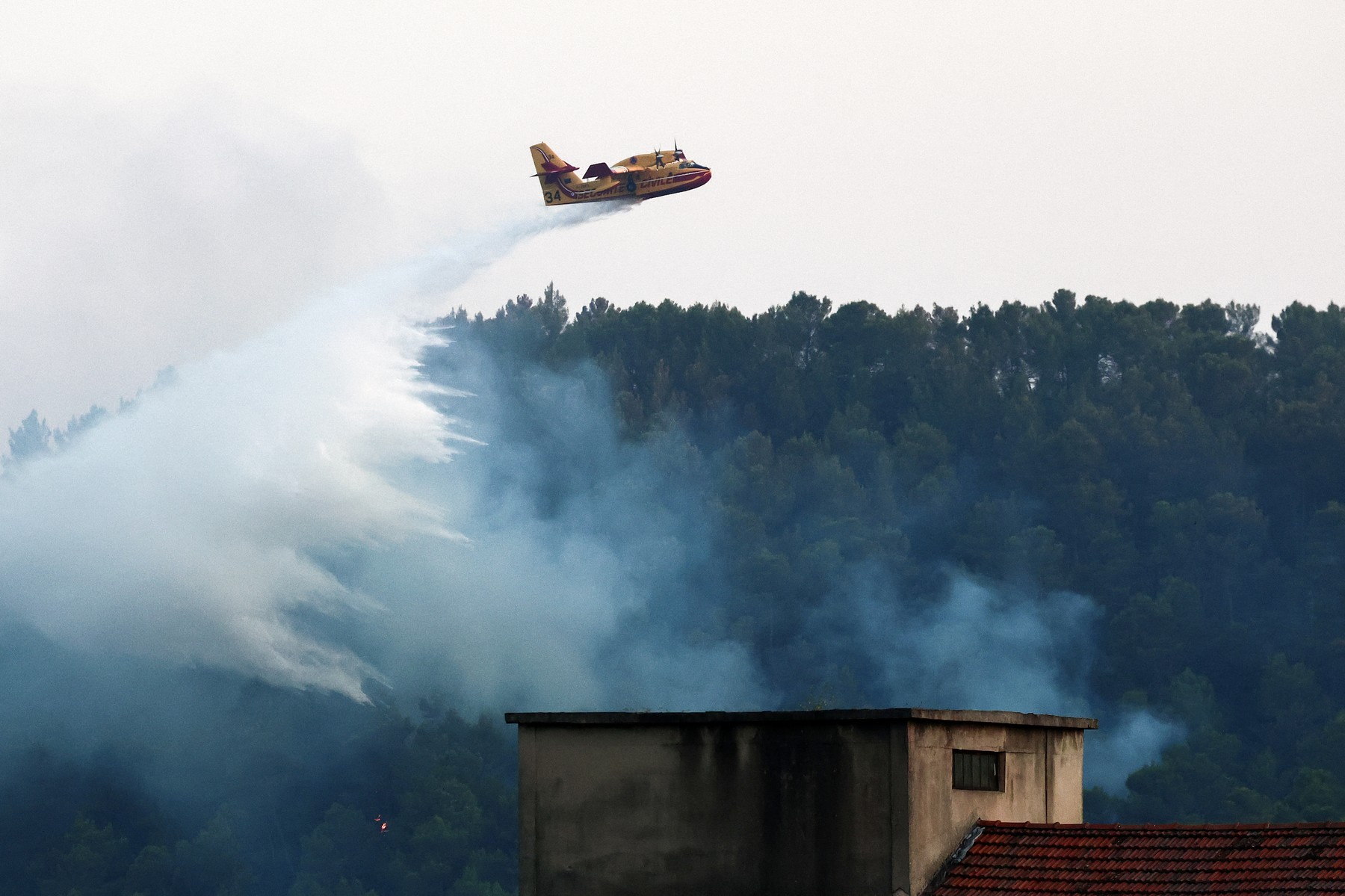 Pompierii români se luptă cu incendiile din Franța. Emmanuel Macron a mulțumit României pentru sprijinul acordat