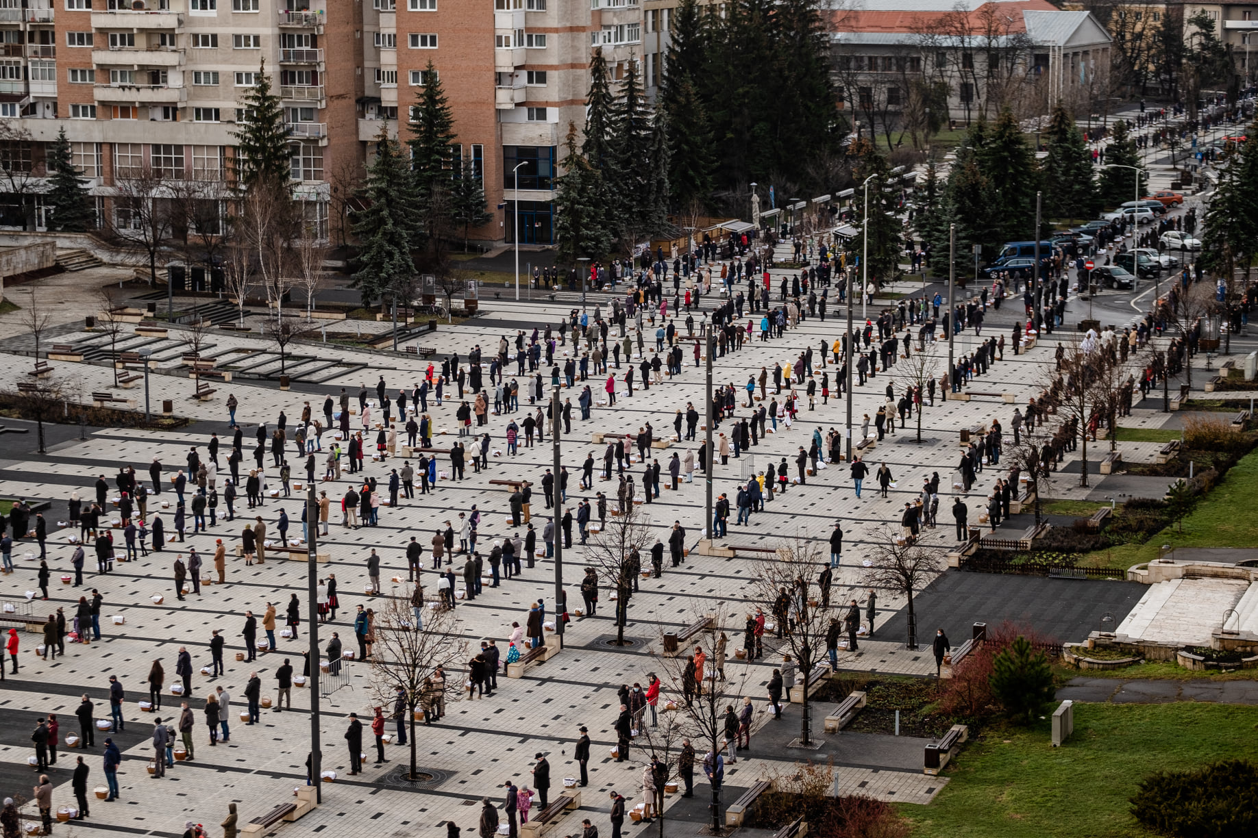 Imagini impresionante la Brașov: oamenii au așteptat distanțați lumina de Înviere