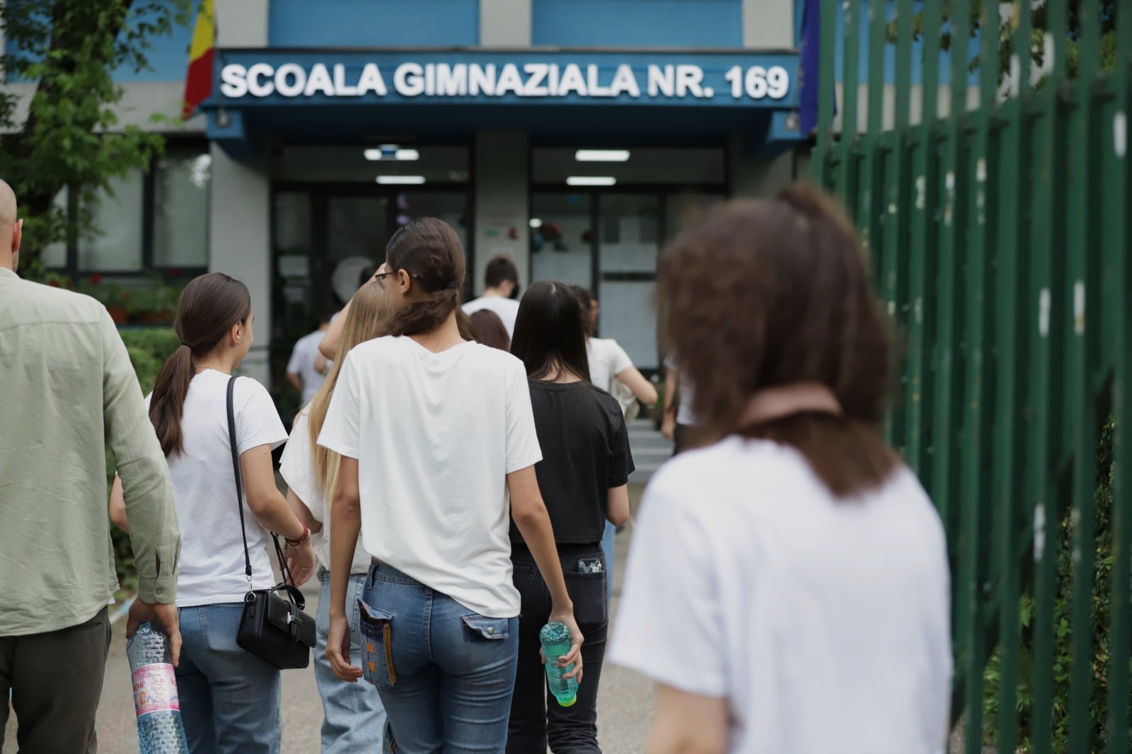 Evaluarea Națională 2026 la Română. Profesori ținuți „ostatici” până la 8 ore în școli: sindicatele acuză Ministerul de incompetență și răzbunări