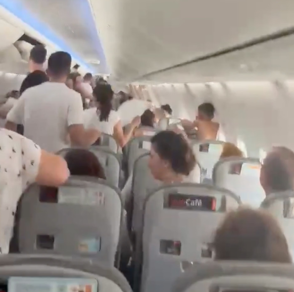 Panică în avion, într-o cursă spre Antalya, temperatură de aproape 60°C: „Era un cuptor. Disconfort, leșinuri! Am sunat la poliție, să vină să ne deschidă ușile”