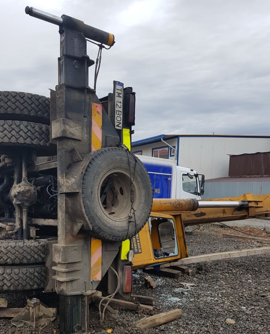 Macara prăbușită peste o construcție în Dumbrăvița, județul Timiș. Șoferul autovehiculului a fost rănit/ FOTO
