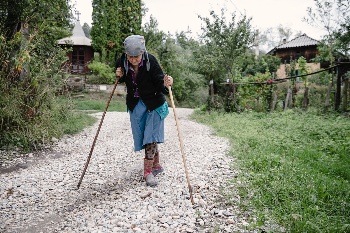 REPORTAJ. Viața celor 10 locuitori rămași în satul în care Gigi Becali a făcut o mănăstire și are planuri pentru alta: „Domnul ăsta a venit la poartă, m-a întrebat câţi ani am, apoi s-a dus şi mi-a adus o găleată de apă”