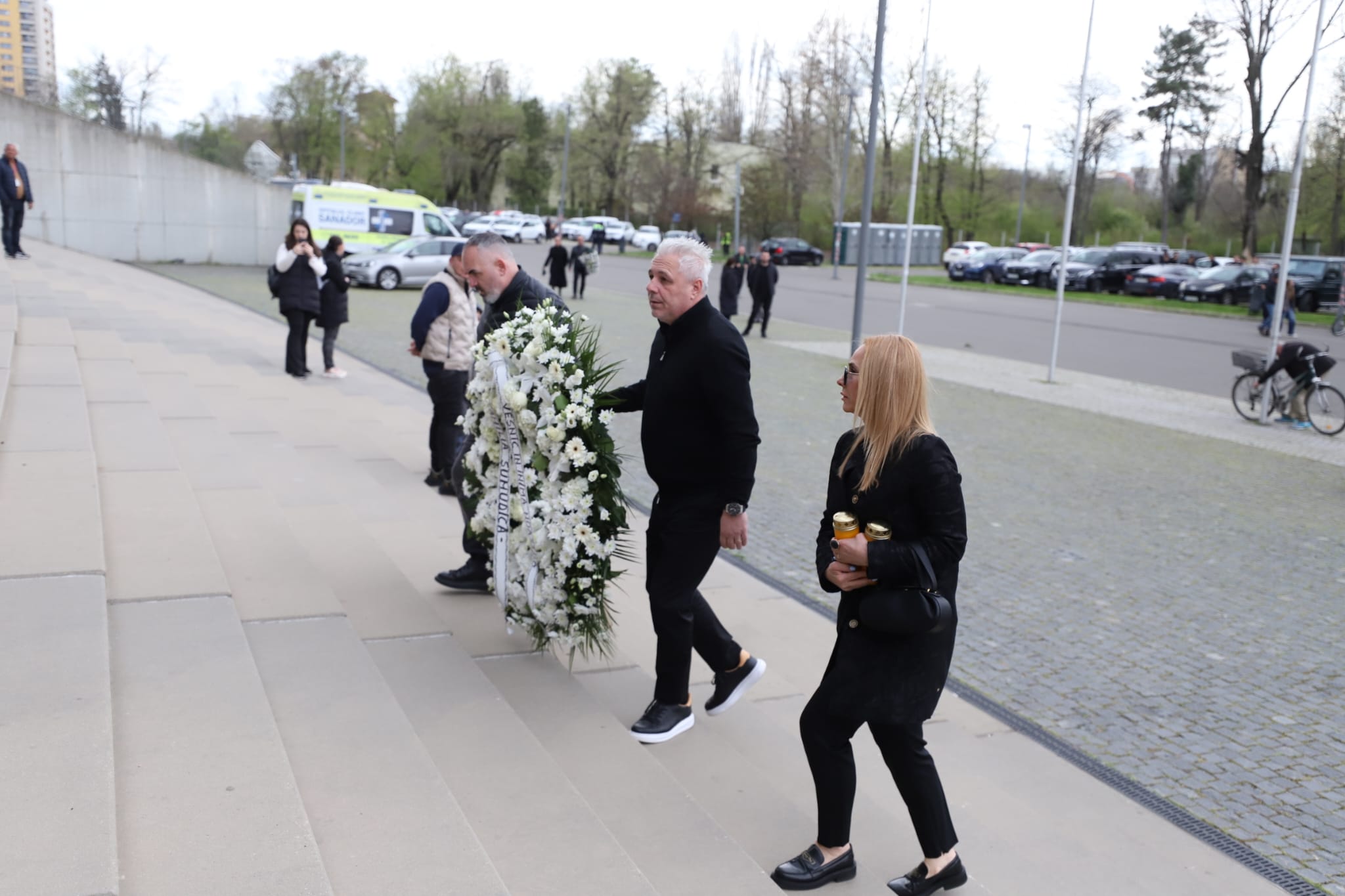 Livetext Mii de români își iau adio de la Mircea Lucescu la Arena Națională înainte de funeraliile cu onoruri militare / „Leucemia i-a provocat și grăbit sfârșitul”
