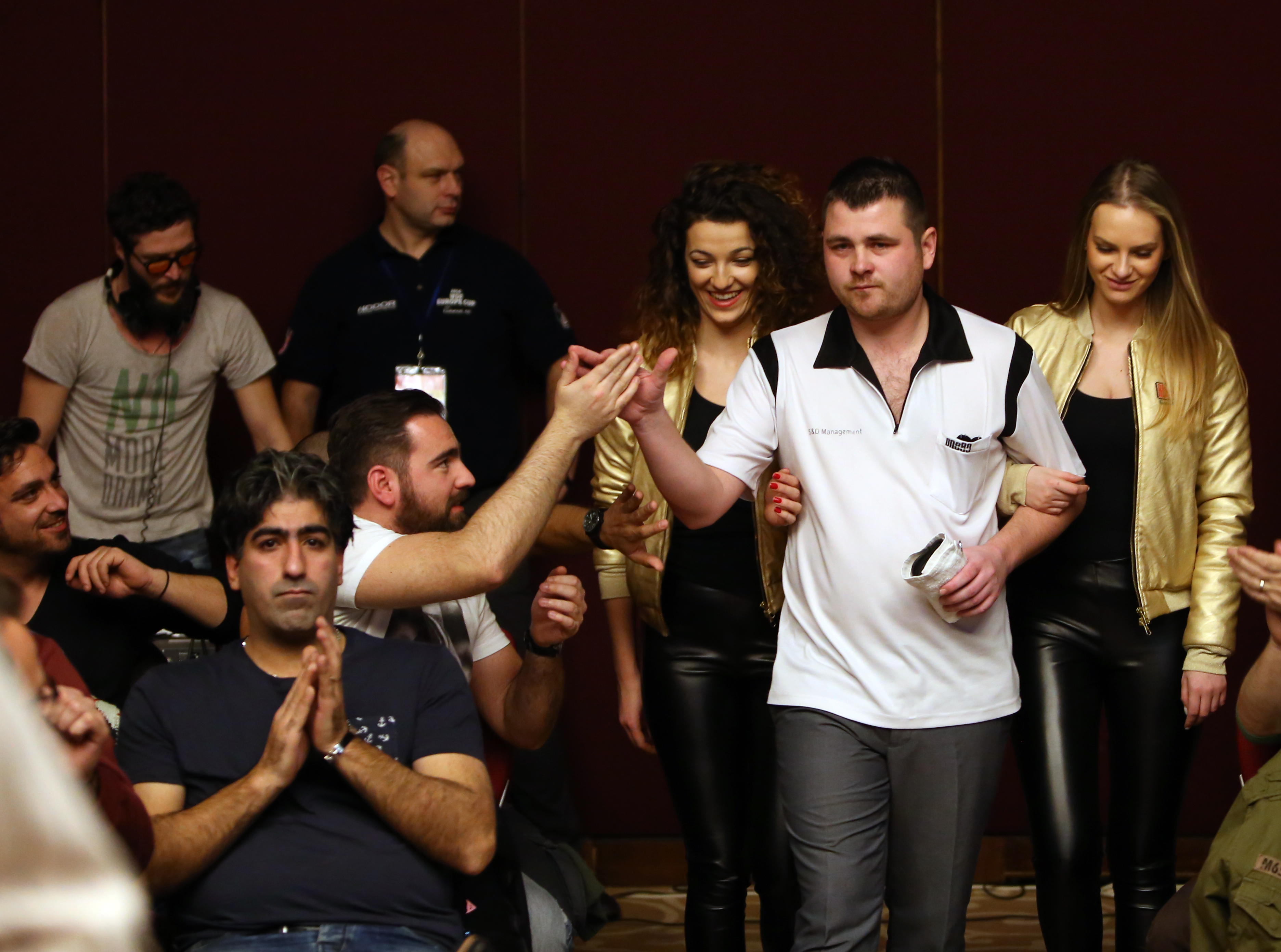 Cei mai tari țintași! Romanian Darts Festival - peste 350 de jucători profesionişti din Europa, la București. Jamie Hughes și Annette Tillborn, învingători