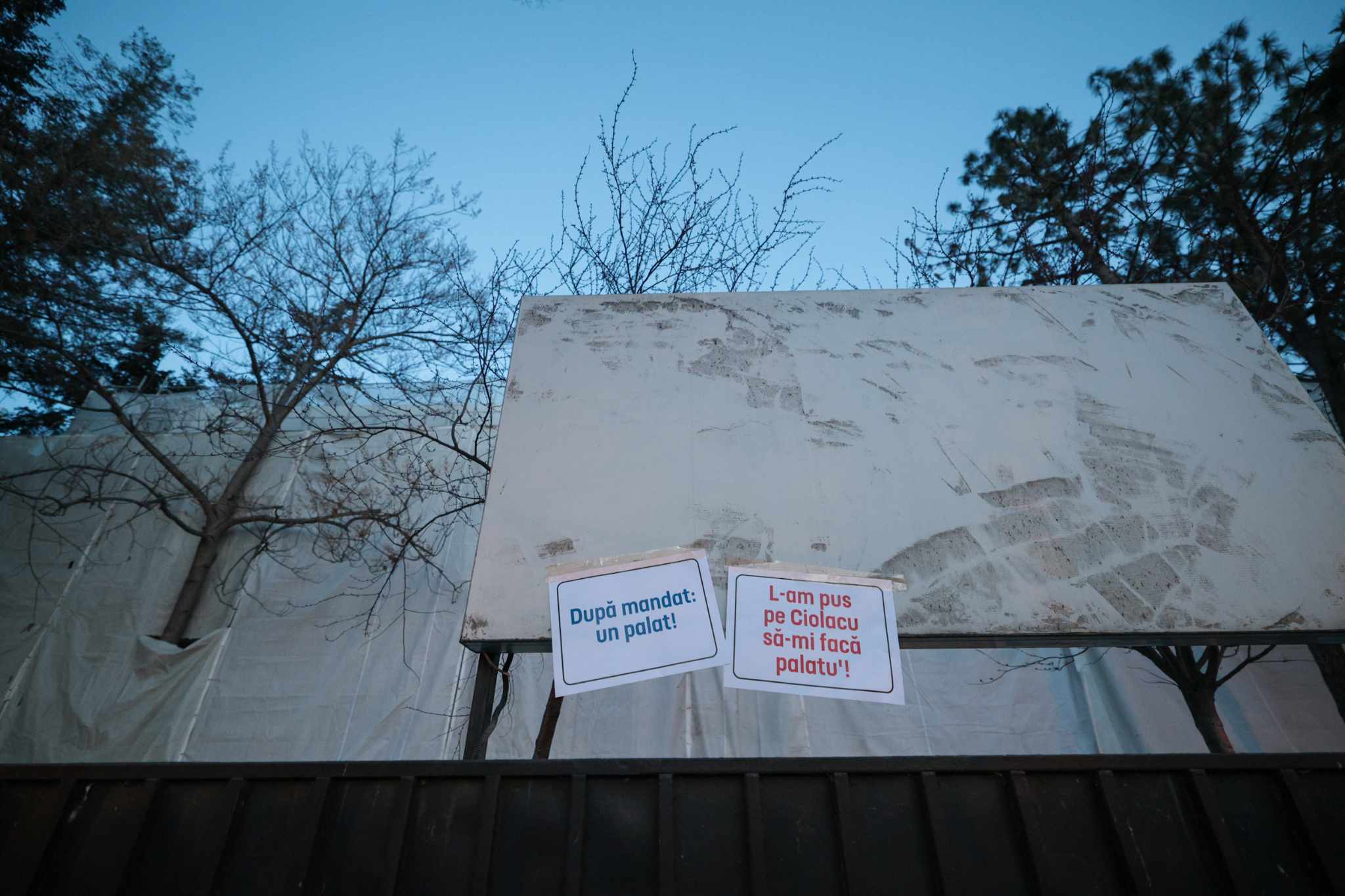 Protest AUR în fața imobilului din Aviatorilor renovat în secret pentru 7 milioane de euro: „După mandat, un palat”