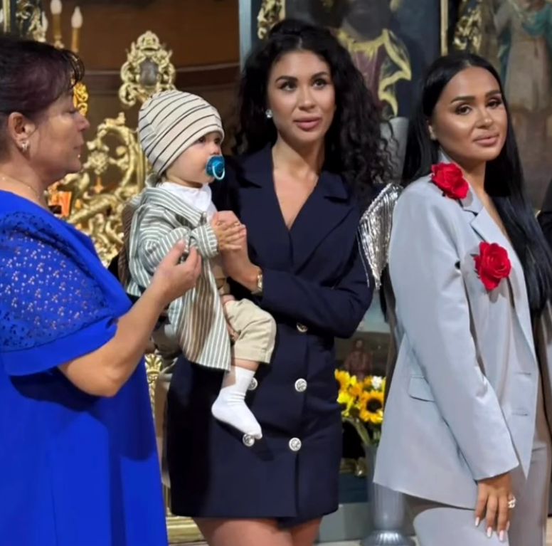 Imagini rare cu familia Elenei Merișoreanu. Artista de muzică populară și-a botezat strănepotul. „Nu am vrut să facem tam-tam”
